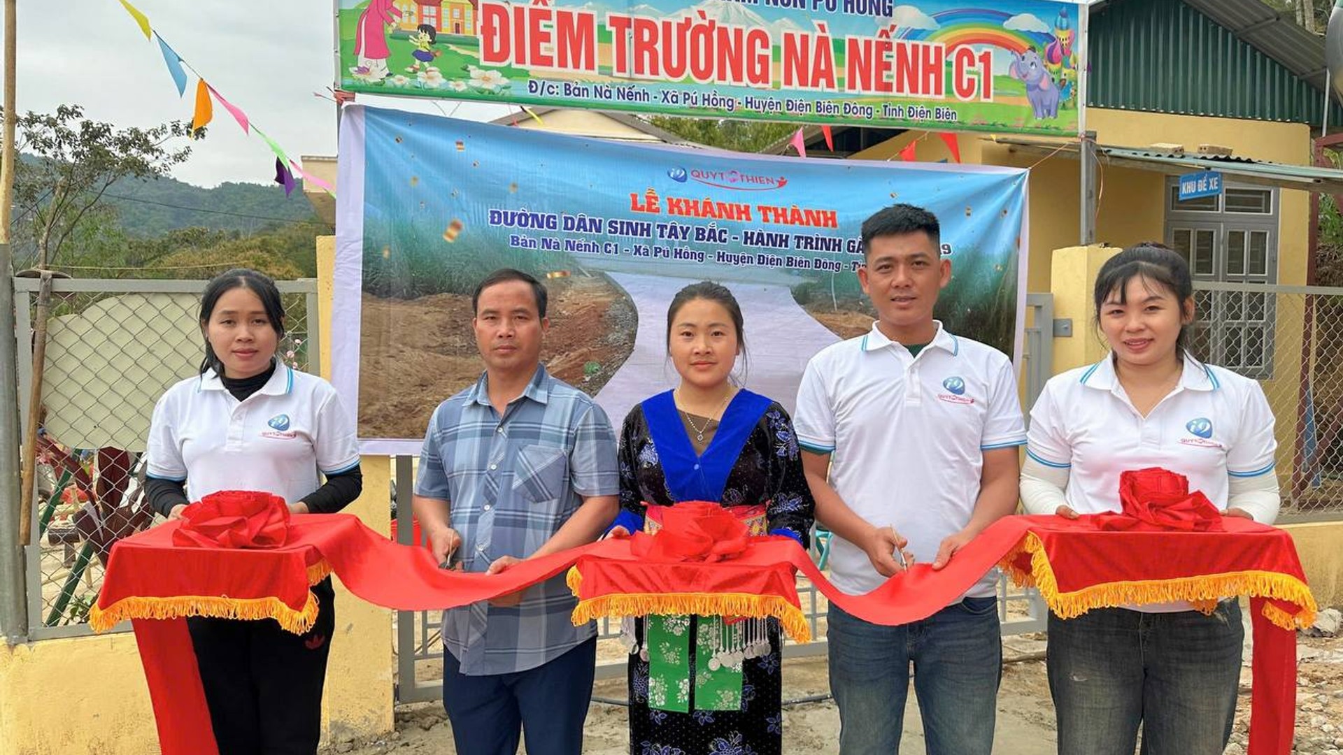 Cộng đồng người dùng 6ffcasino đang tương tác và chia sẻ niềm vui chiến thắng, với logo 6ff.com nổi bật.