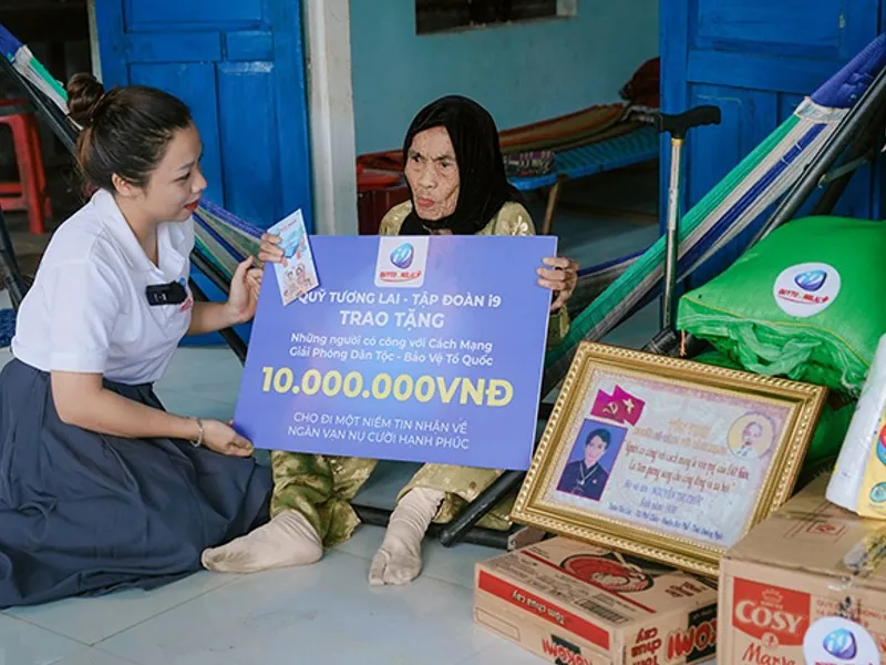 Hình ảnh một nhóm người đang tham gia buổi tư vấn hỗ trợ